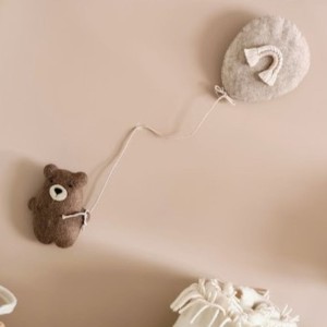 MARMYS FELT STUDIO - DEKORACJA NA ŚCIANĘ MIŚ Z BALONEM
