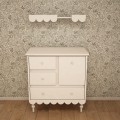 Elegancka komoda Babushka Biała z przewijakiem i dekoracyjną falbanką marki Wood Luck Design