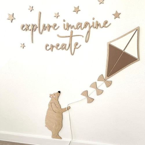 drewniana dekoracja na ścianę miś z latawcem drewniakowa