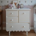 Komoda z przewijakiem Babushka Biała marki Wood Luck Design z charakterystyczną ozdobną falbanką