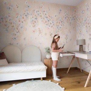 MALUMI - TAPETA DLA DZIEWCZYNKI Z WRÓŻKAMI WŚRÓD KWIATÓW DAPAHNE SEPIA