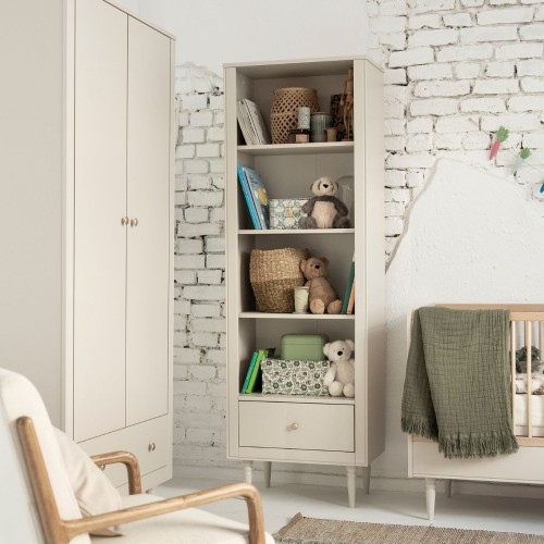 beżowy regał do pokoju dziecka wysoki