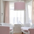 różowa lampa sufitowa z pomponami.jpg
