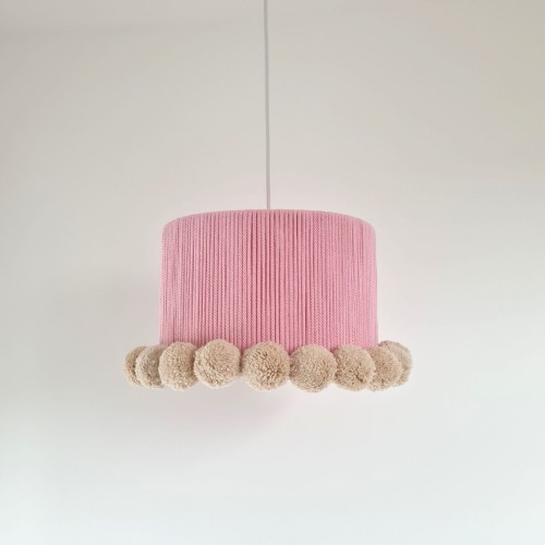 różowa lampa sufitowa z pomponami (4).jpg