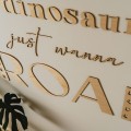 drewniany napis dla fana dinozaurów