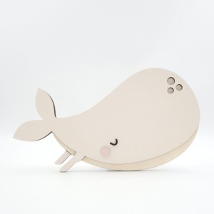 PASTEL STUFF - DREWNIANA LAMPKA ŚCIENNA WIELORYB CHŁODNY BEŻ