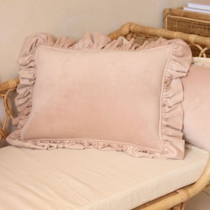 MOI MILI - PODUSZKA SOFT VELVET Z FALBANKĄ LATTE