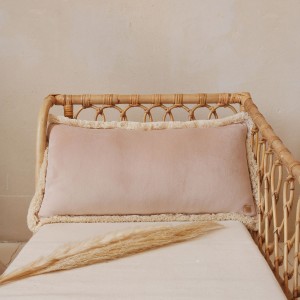 MOI MILI - PODUSZKA WAŁEK SOFT VELVET Z FRĘDZLAMI LATTE