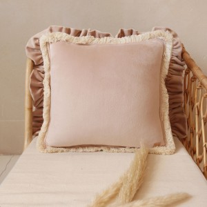 MOI MILI - PODUSZKA SOFT VELVET Z FRĘDZLAMI LATTE