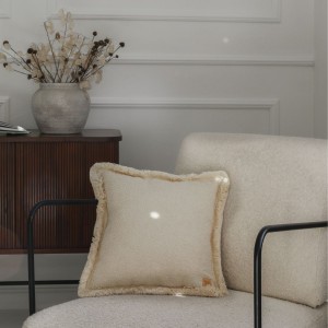 MOI MILI - PODUSZKA Z FRĘDZLAMI BOUCLE