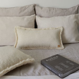 MOI MILI - PODUSZKA WAŁEK Z FRĘDZLAMI BOUCLE