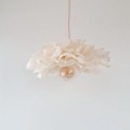 Lampa sufitowa Peonia z dekoracyjnymi płatkami w pastelowym kolorze