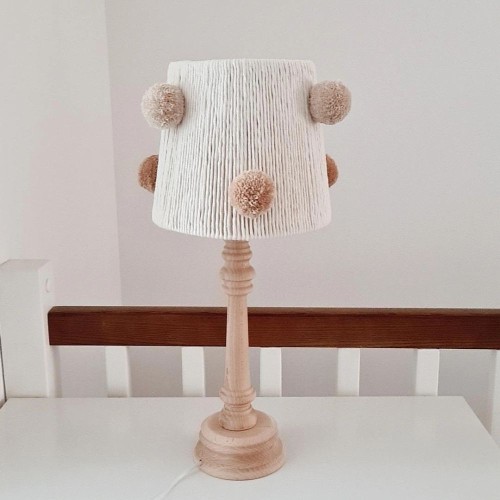 lampka nocna boho z pomponami (1).jpg