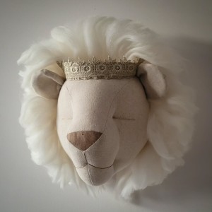 LOVE ME DECORATION - LEW NATURALNY ZE ŚMIETANKOWĄ GRZYWĄ