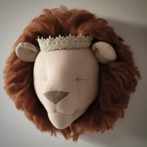 LOVE ME DECORATION - LEW BEŻOWY Z KASZTANOWĄ GRZYWĄ