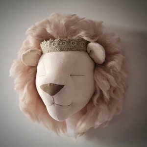 LOVE ME DECORATION - LEW CIELISTY Z PUDROWO-BEŻOWĄ GRZYWĄ