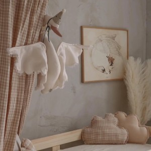 LOVE ME DECORATION - ŁABĘDŹ LNIANY JASNO BEŻOWY Z KORONKĄ W CZAPCE