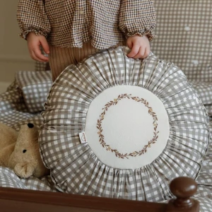 MALOMI KIDS - PODUSZKA DEKORACYJNA OKRĄGŁA Z HAFTEM COUNTRYSIDE CHECK