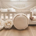 Stylowa pufa dziecięca do pokoju – połączenie velvetu i miękkiego futerka w modnym, naturalnym odcieniu