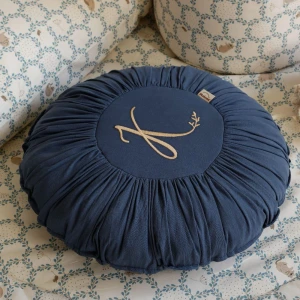 MALOMI KIDS - PODUSZKA DEKORACYJNA OKRĄGŁA Z HAFTEM DARK BLUE