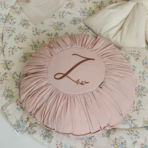 MALOMI KIDS - PODUSZKA DEKORACYJNA OKRĄGŁA Z HAFTEM PINK