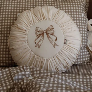 MALOMI KIDS - PODUSZKA DEKORACYJNA OKRĄGŁA Z HAFTEM NATURAL