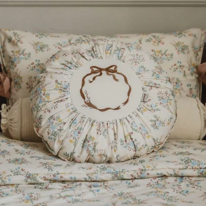 MALOMI KIDS - PODUSZKA DEKORACYJNA OKRĄGŁA Z HAFTEM BLOOMING MEADOW