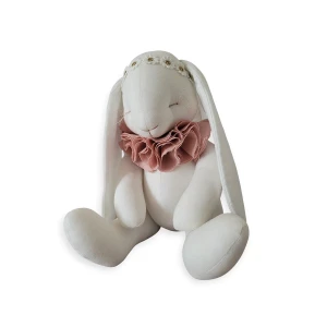 LOVE ME DECORATION - KRÓLIK DEKORACYJNY ŚMIETANKOWY W KOŁNIERZU Z PUDROWYCH KWIATKÓW