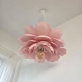 Jasnoróżowa lampa sufitowa w kształcie kwiatu Peonia