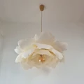 kremowa lampa sufitowa kwiat  peonia