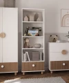 Biały regał dziecięcy Loft z szufladą i naturalnymi drewnianymi dodatkami