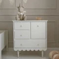 Komoda Babushka Biała – elegancki mebel marki Wood Luck Design z charakterystyczną falbanką i ponadczasowym wzornictwem