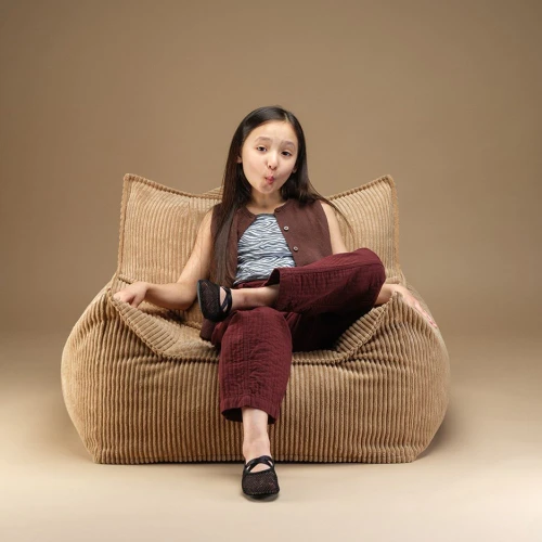 Miękki fotel Toffee Club Chair Wigiwama z ergonomicznym kształtem do pokoju młodzieżowego