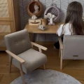 Minimalistyczny fotelik dla dziecka