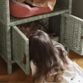 Etażerka wiklinowa z zamykaną szafką
