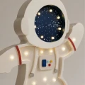 Drewniana lampka LED Astronauta do pokoju małego miłośnika kosmosu