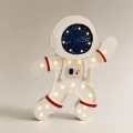 Drewniana lampka nocna Astronauta z ciepłym światłem LED do pokoju dziecka