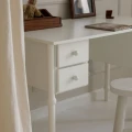 biurko dziecięce z falbanką i szufladami