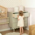 Komoda Wood Luck Design Babushka w oliwkowym kolorze z ozdobną falbanką i funkcją montażu przewijaka