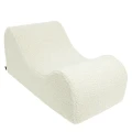 Miękki fotel piankowy Wave Lounger Bearly w pokoju dziecka