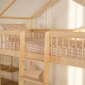Łóżko domek na antresoli z przestrzenią do zabawy