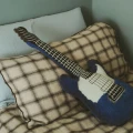 Poduszka dekoracyjna gitara do pokoju dziecka