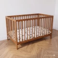 Drewniane łóżeczko niemowlęce 60x120 cm z falowanym wykończeniem