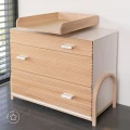 Komoda Waldin w kolorze bieli i naturalnego drewna – mebel do pokoju dziecka