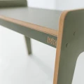 Stolik dziecięcy Babywood w kolorze oliwkowym, wykonany z laminowanej płyty MDF