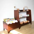 Niski regał Montessori z trzema otwartymi półkami w kolorze ciemnego brązu do pokoju dziecka