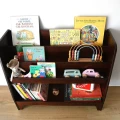 Niska biblioteczka Montessori Vintage z trzema frontowymi półkami na książeczki dla dzieci