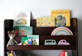 Niska biblioteczka na książki dla dzieci w stylu vintage