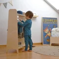 Drewniany wieszak stojący dla dzieci z falowaną górną półką