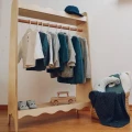 Drewniana szafa otwarta Montessori z falbanką do pokoju dziecięcego